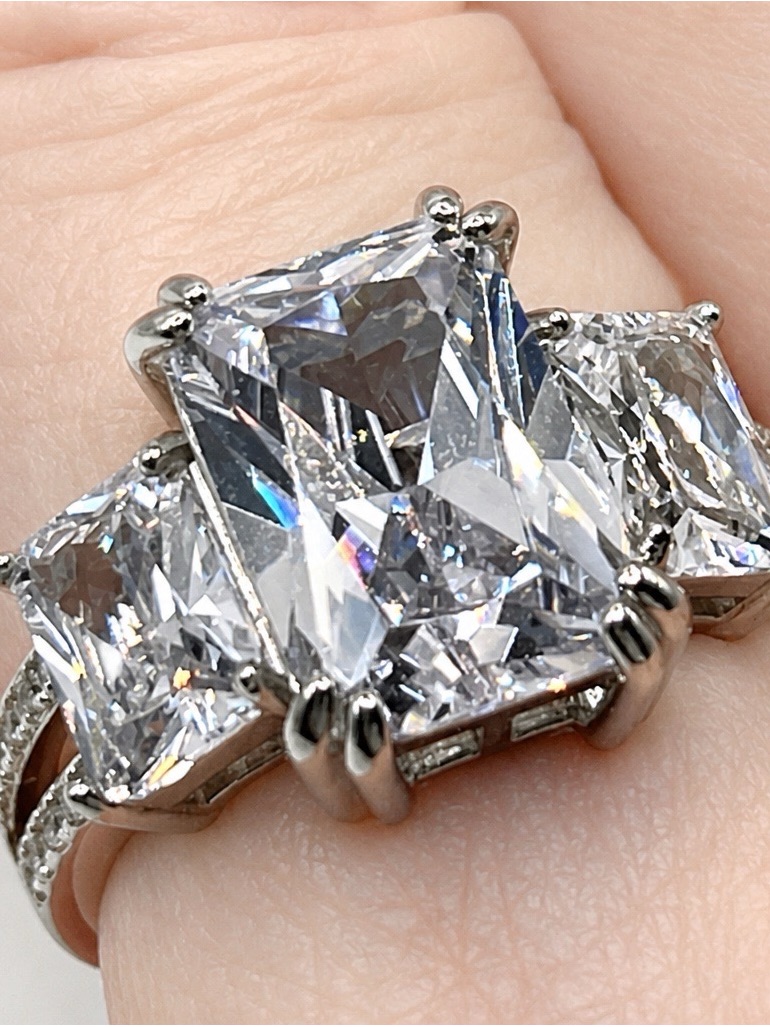 Stunning Ring With Swarovski-Grade Sparkling Crystal Stones. Brand New!